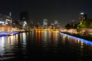 夜のライトアップも美しい大阪の川に架かる浪花三大橋